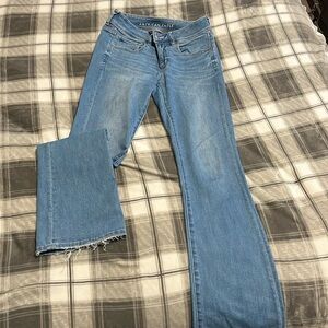 Womens AE size 4 next level stretch kickboot jean